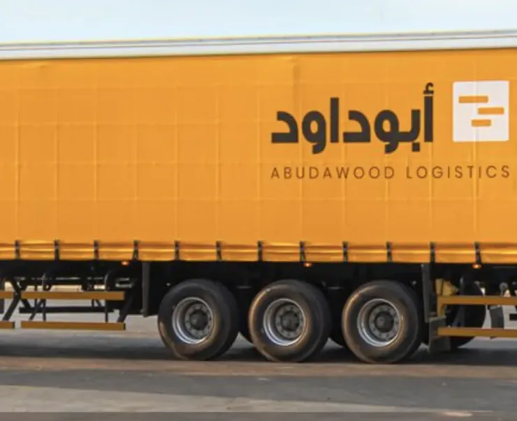 شاحنة من أسطول أبوداود اللوجستية عليها شعار الشركة